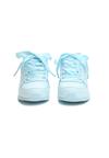 Kék sportcipő