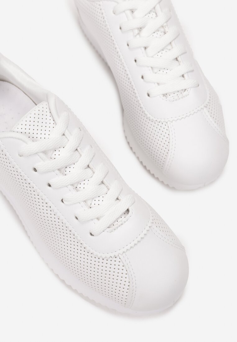 Fehér sportcipő