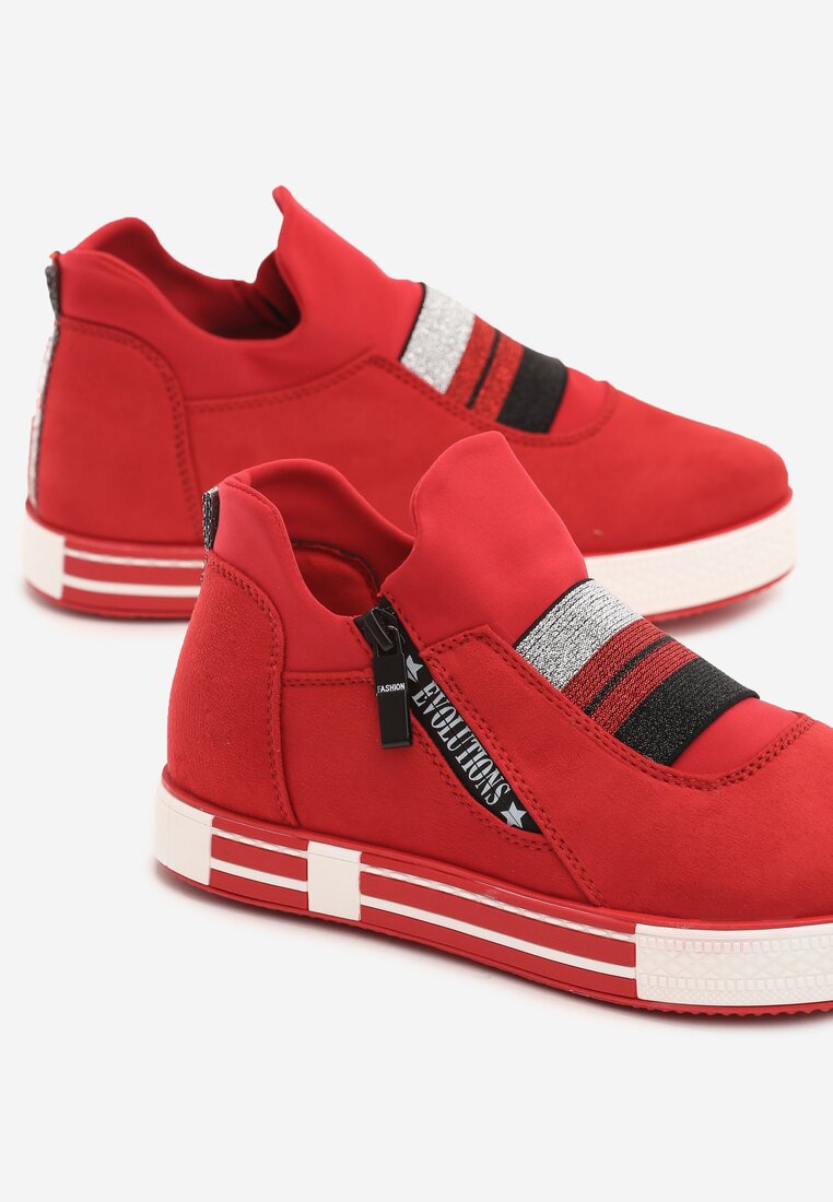 Piros tornacipő