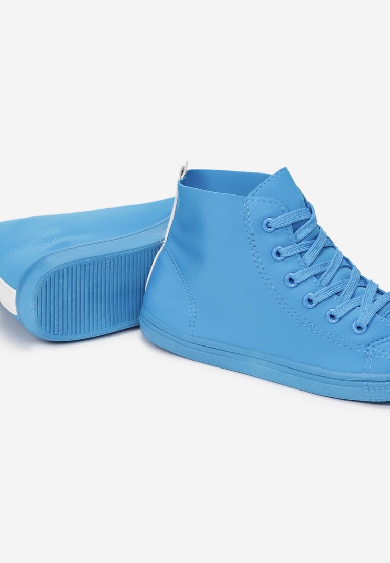 Kék tornacipő