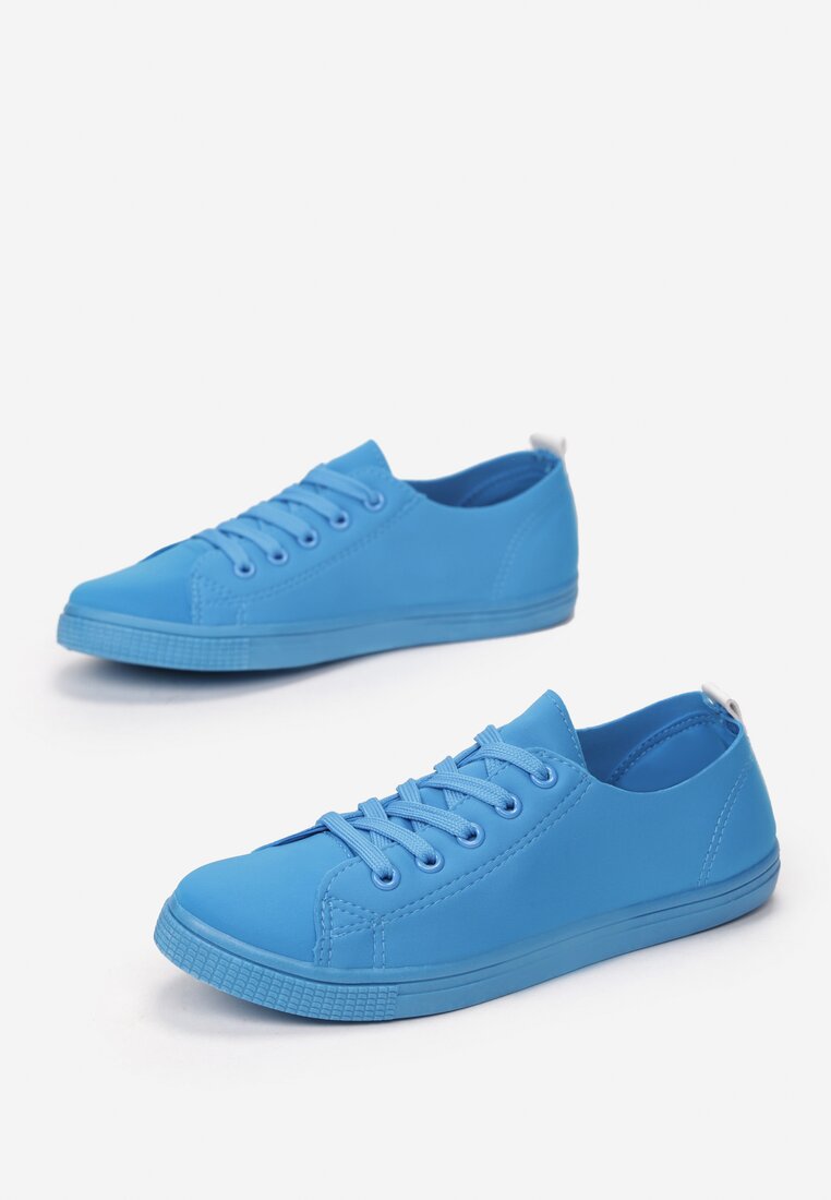 Kék tornacipő
