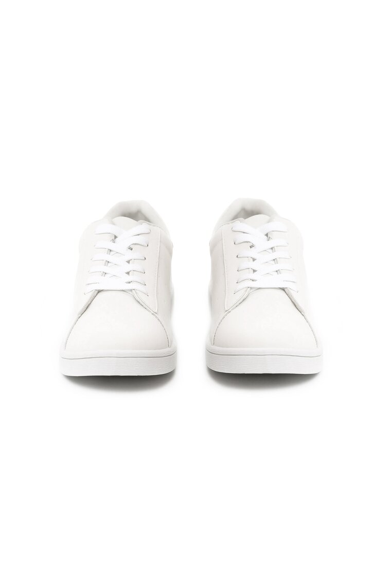 Fehér sportcipő