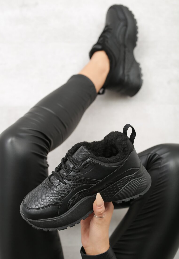 Fekete tornacipő